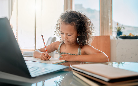 Zoom 课程、家庭学校课程和在线教育，让小孩在视频通话笔记本电脑上写作业和测试远程学习。