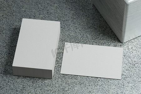 白色水平名片纸样机模板，带有空白空间盖，用于在大理石地板背景上插入公司徽标或个人身份。