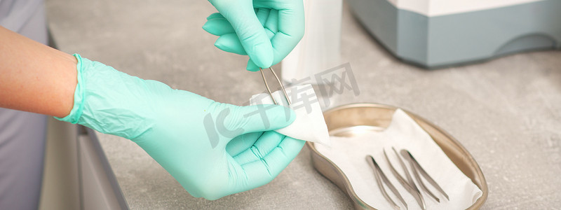 使用医疗器械清洁系统对镊子进行手部消毒。
