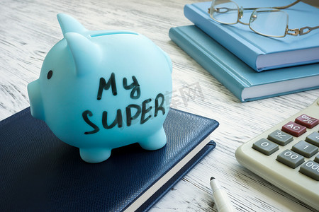 超级基金摄影照片_蓝色的存钱罐，上面写着我的退休金或退休金基金。