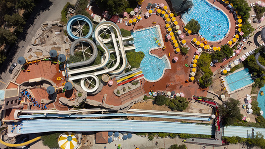 大型滑梯摄影照片_大型水上乐园的航拍图像，配有各种滑梯和水池