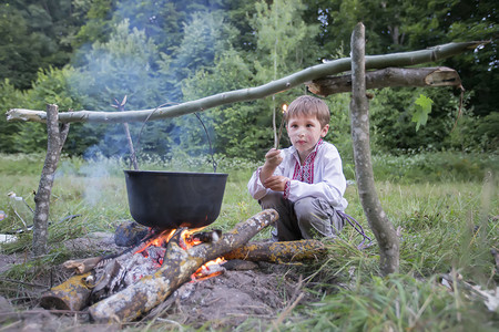 身着民族服装的斯拉夫儿童在火边。