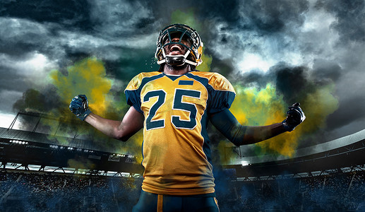 美式海报摄影照片_美国橄榄球运动员，戴头盔的运动员，在体育场上带球。