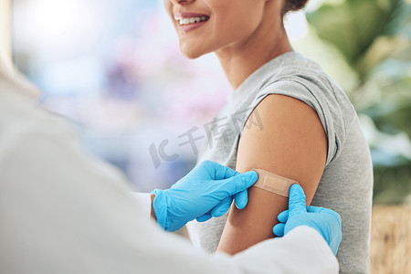 安全、安全或健康保险中针对新冠病毒和全球病毒的创可贴、疫苗或注射。