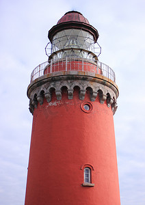 在北海海岸的老红色灯塔
