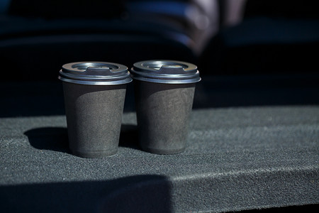 随身携带摄影照片_黑色生态纸杯，适合随身携带咖啡。