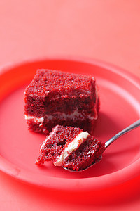 盘子里的红丝绒蛋糕
