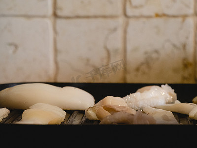 温度和人摄影照片_在家烧烤和烹饪亚得里亚海墨鱼