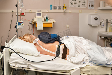 产妇分娩摄影照片_产妇在宫缩和硬膜外麻醉下躺在出生地