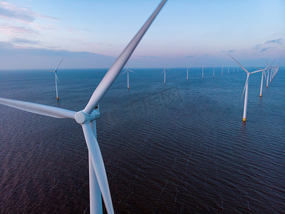 巨大的风车涡轮机、Westermeerwind 海洋公园的海上风车农场、荷兰弗莱福兰 Noordoostpolder 美丽明亮的日子里孤立在海上的风车