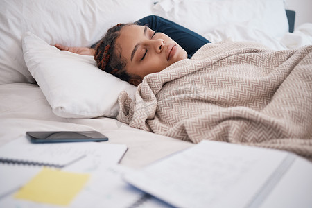 倦怠、睡眠和疲倦的奖学金或大学生在使用智能手机学习或研究后躺在床上。