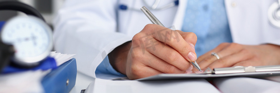医生为病人、忙碌的主治医生填写报告或开药