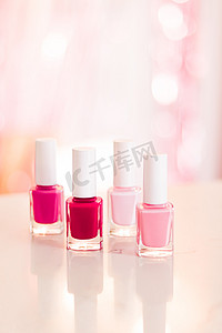 魅力背景上的粉色和红色指甲油色调、用于修指甲和修脚的指甲油瓶、豪华美容化妆品和化妆品牌
