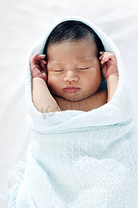 婴儿毛毯摄影照片_刚出生的婴儿睡觉