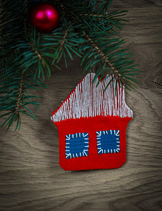 圣诞节的概念。针织房屋和木坝上的松枝