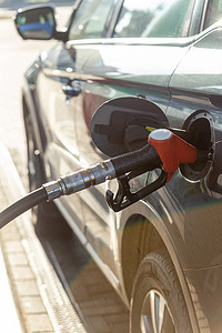 在加油站为汽车补充燃料的燃油喷嘴。