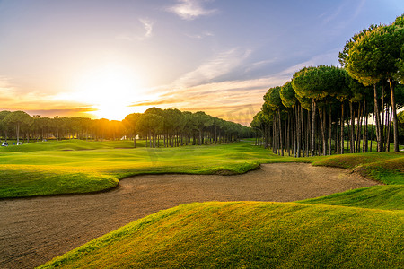 高尔夫球场在日落时与美丽的天空和沙坑。