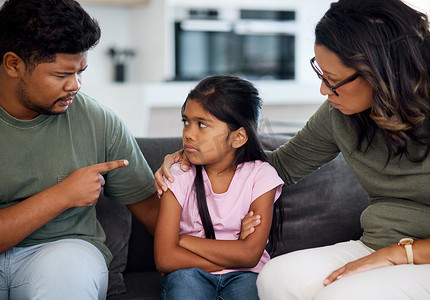 家庭、纪律以及与父母和女孩在客厅打架，谈论沟通、警告或问题。