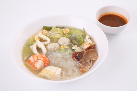 当地美食、白色背景街头食品中的泰国寿喜烧汤