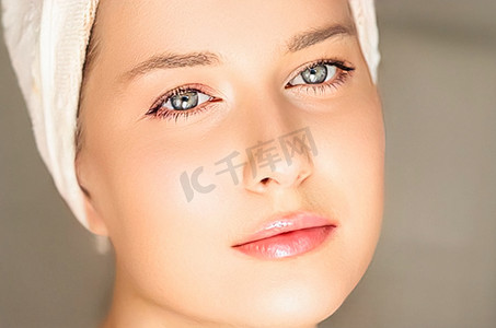 毛巾美女摄影照片_皮肤护理和美容常规、头裹白毛巾的美女、护肤化妆品和面部美容