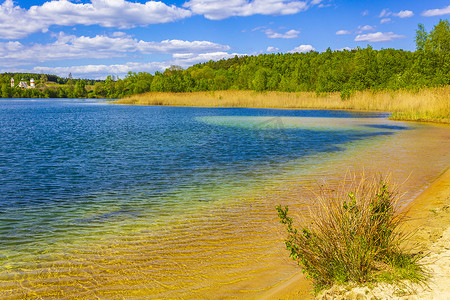 美丽的采石场湖疏浚池塘湖蓝色绿松石水德国。