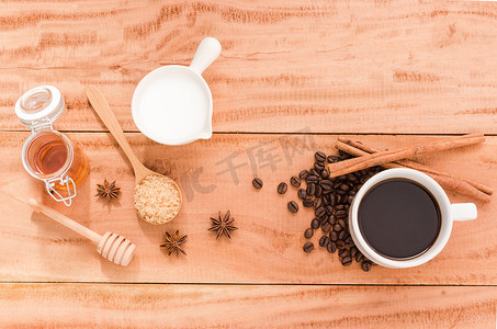 木桌上一杯加牛奶、蜂蜜的咖啡
