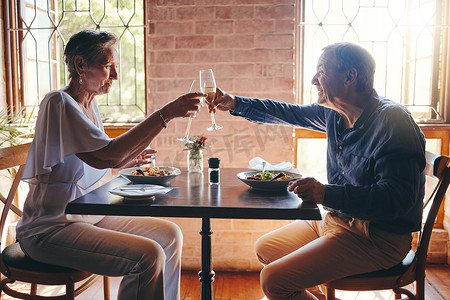 香槟、庆祝活动和年长夫妇为爱情、周年纪念日或生日祝酒，并在餐厅享用午餐。