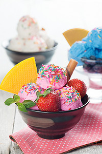 球冰淇淋摄影照片_碗里的各种冰淇淋