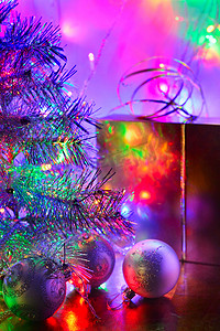 圣诞树、球、盒子，被童话般的灯光照亮