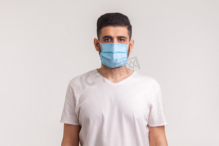 男子戴卫生口罩预防感染、空气传播的呼吸道疾病