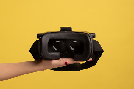 女性手持 VR 护目镜、虚拟现实 3D 眼镜耳机，用于网络空间模拟。