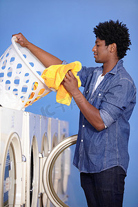 好看的衣服摄影照片_他正在洗衣服。