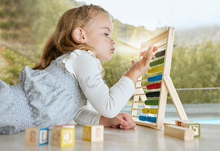 教育、算盘和女孩在地板上数数时用颜色工具学习数学。