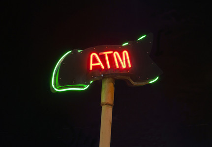 霓虹灯 ATM 标志孤立在黑色背景上