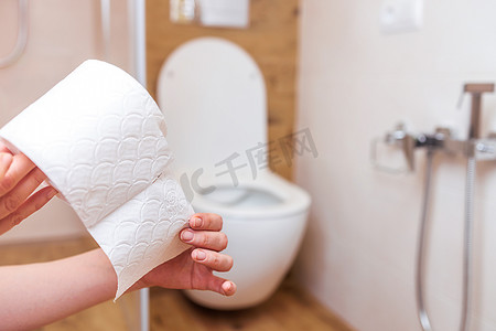 浴室背景上女性卫生纸手中的特写