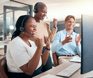 呼叫中心，庆祝和欢呼成功，以团队合作、积极性和多样性为目标或在计算机上进行在线良好评论。