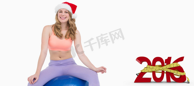 微笑的金发女子坐在健身球上的复合图像