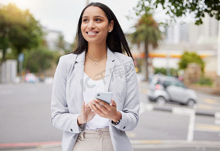 快乐的女人，打电话，在休息时在城市散步，在发短信或浏览互联网的同时探索城市街道上的商机。