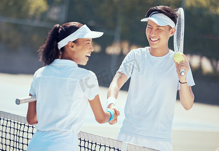 网球、握手和团队合作与健康运动员或教练在运动场、比赛或比赛中握手。