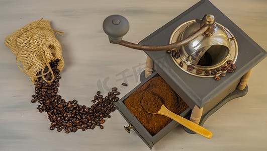 咖啡粉摄影照片_咖啡豆和咖啡粉