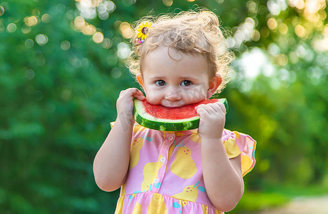小女孩夏天吃西瓜。