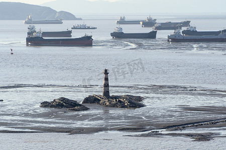 浙江台州海上的灯塔和船只。
