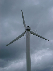 风力涡轮机叶片和发电机在多云的天空下提供可持续能源，从动能风能到电力的转换