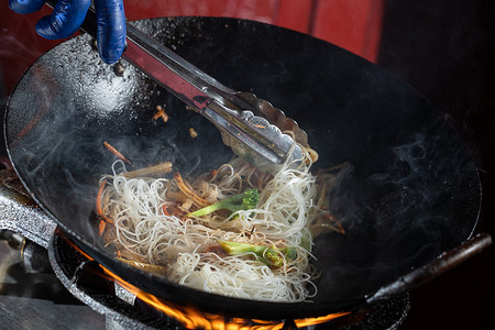 胡萝卜汁摄影照片_Funchoza 米粉和蔬菜在炒锅里煮。