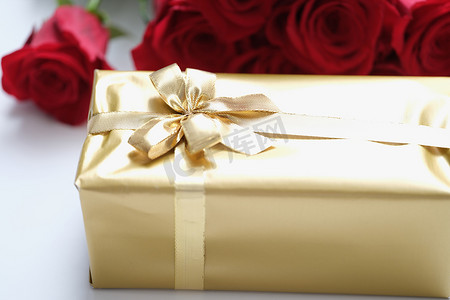 情人节金色礼盒，配有红玫瑰花