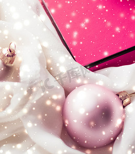 圣诞魔法节日背景、节日小玩意、粉色复古礼盒和金色闪光作为奢侈品牌设计的冬季礼物