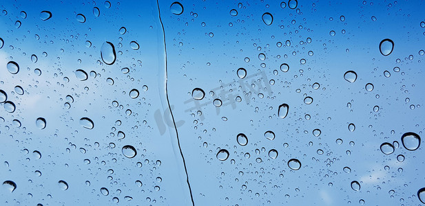 水滴透过窗玻璃表面对蓝天的透视有利于多媒体内容