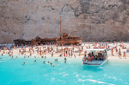 扎金索斯岛拥挤的 Navagio 海滩