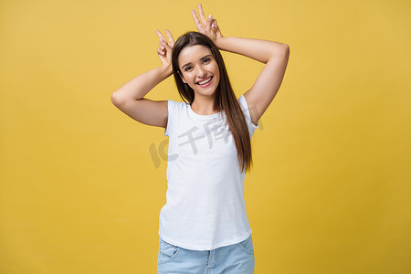 可爱兔子头像摄影照片_乐趣和人的概念-头像快乐的白种女人与雀斑微笑和显示兔子耳朵用手指在头上。