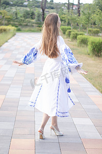 乌克兰金发女孩穿着民族蓝色连衣裙 - 绣花衬衫。